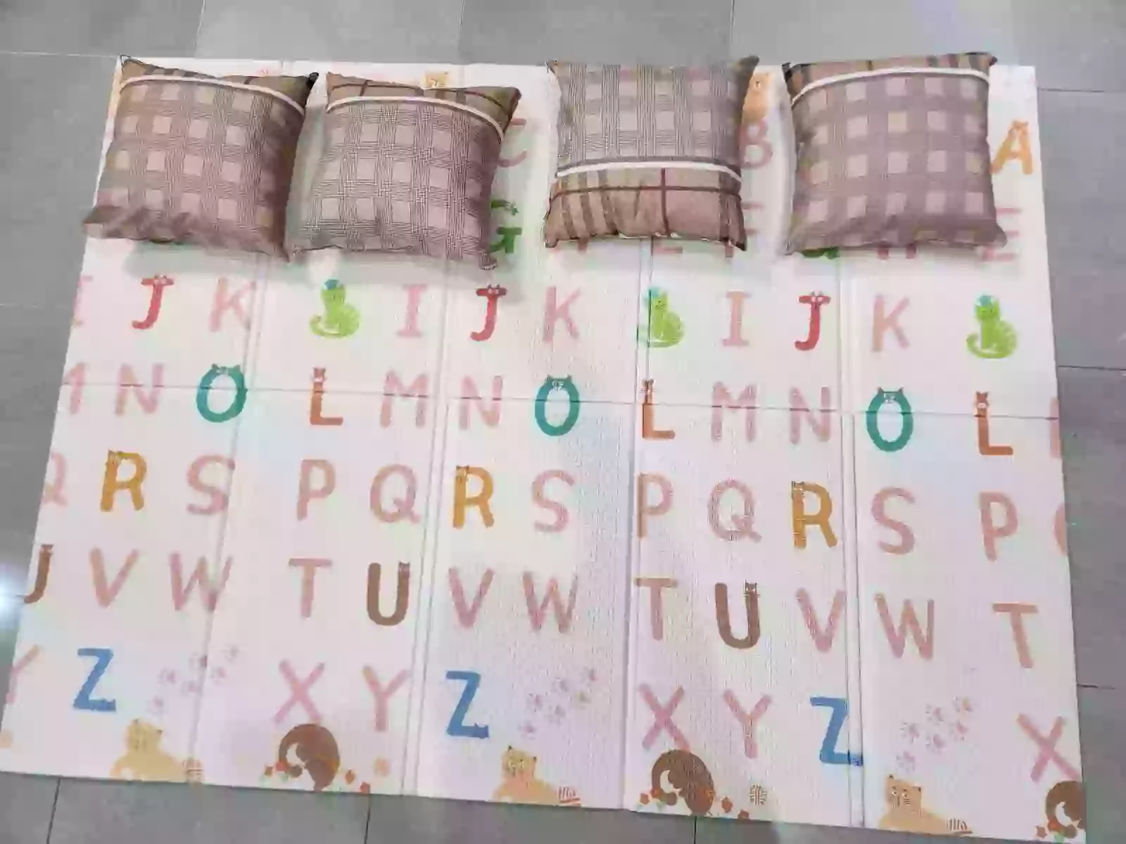 dilengkapi dengan 2 matras busa yang muat hingga 4 orang